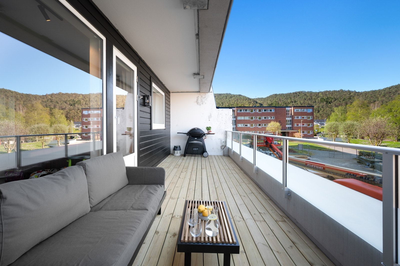 Stor vestvendt uteplass på 15 kvm med svært gode solforhold fra tidlig ettermiddag til sent på kveld sommerstid. Galleribilde