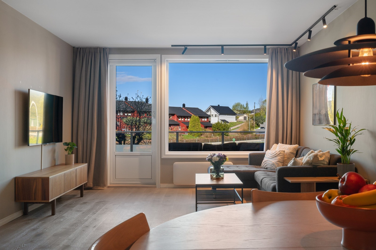Store vindusflater sørger for masse naturlig lys og skaper en trivelig romfølelse. Galleribilde