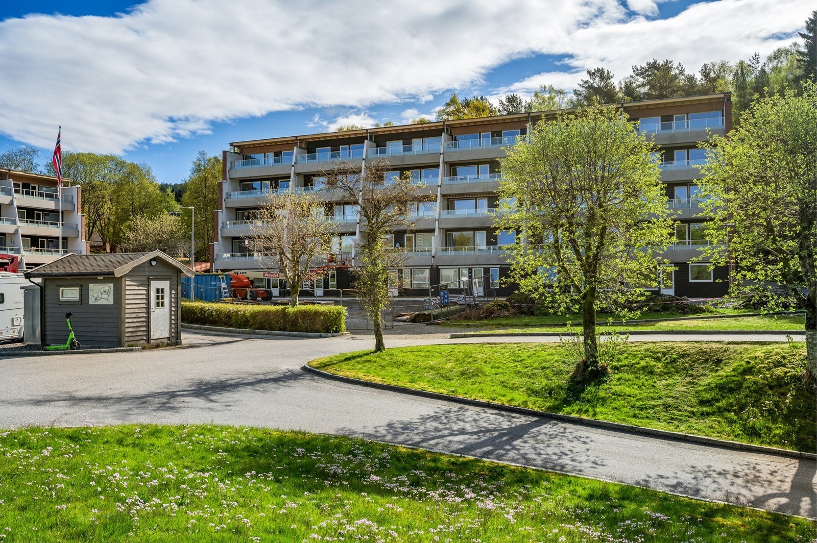 Det er kort vei til både buss, skole og barnehager i området. 4-bussen har hyppige avganger med retning Bergen sentrum Galleribilde