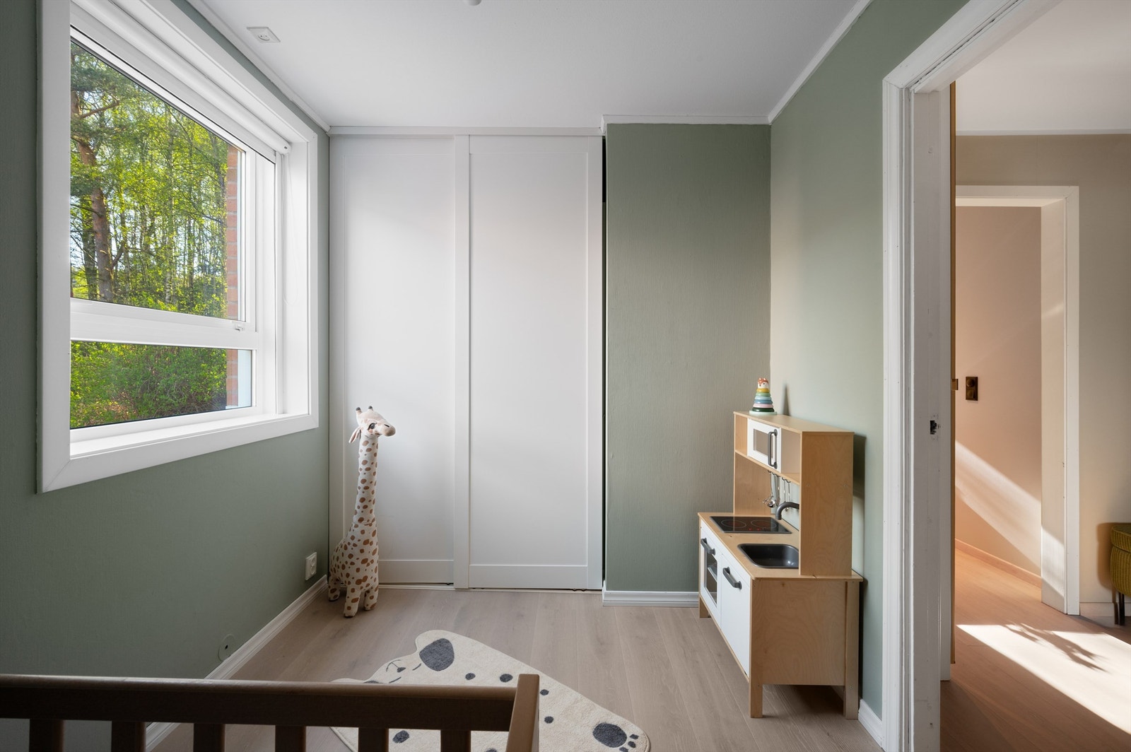 Innredet med skyvedørsgarderobe Galleribilde