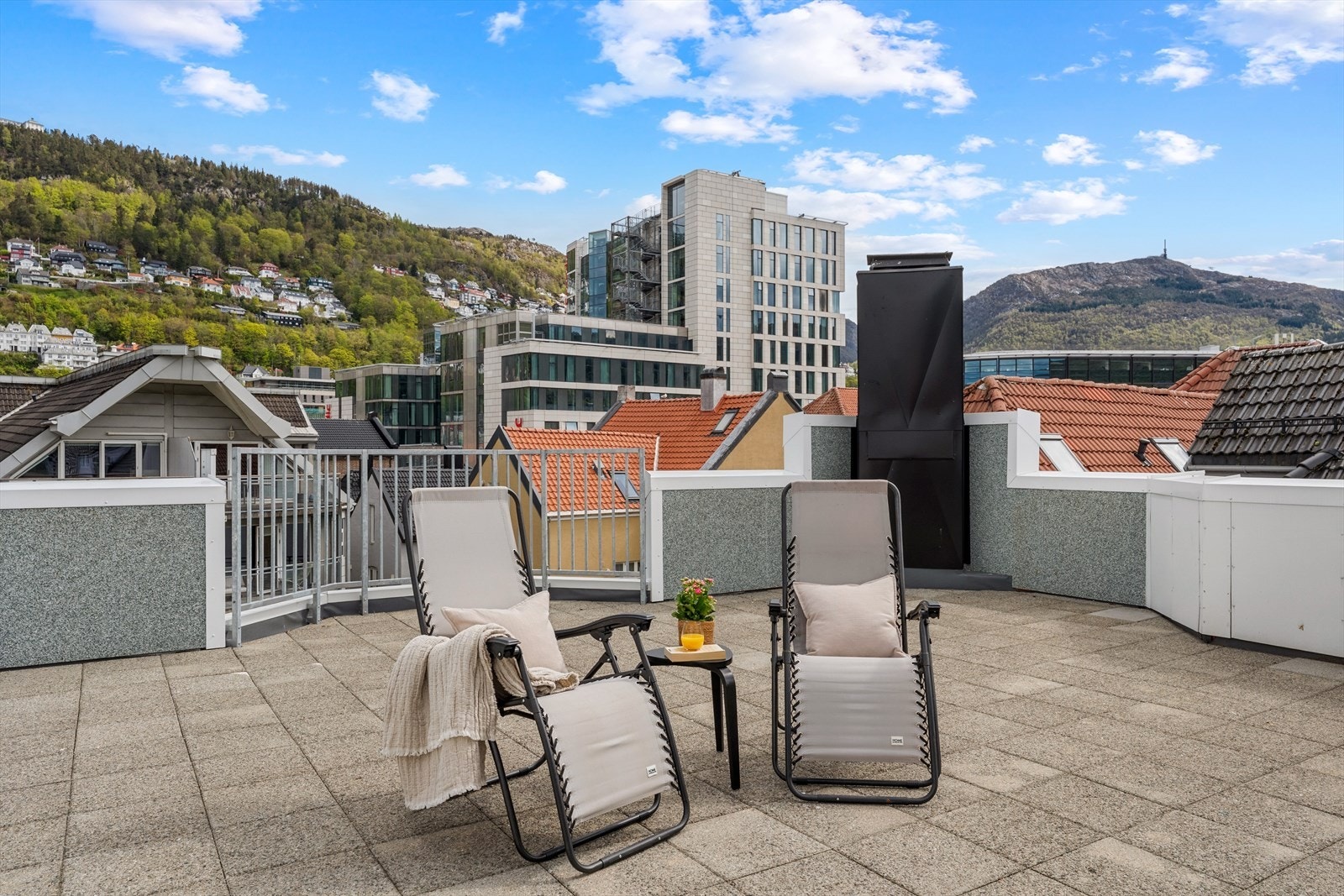 - Man har også tilgang til en felles takterrasse med fantastisk utsikt og sol fra morgen til kveld! - Galleribilde