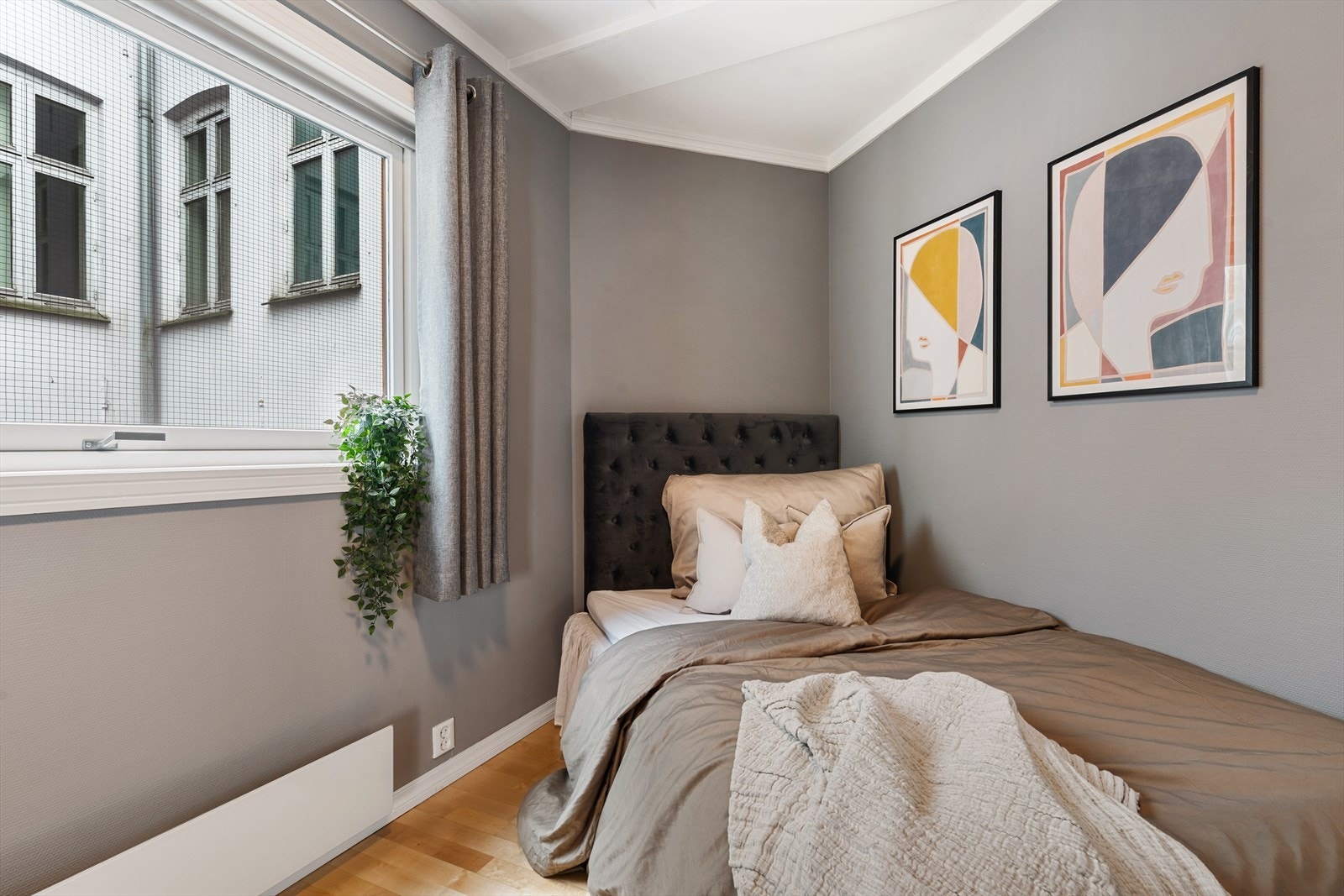 - Soverom 2 er innredet med 120 cm seng - Galleribilde
