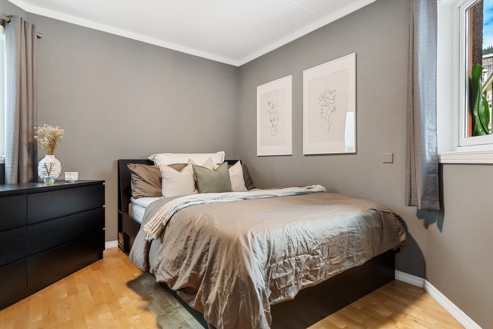- Leiligheten har to soverom som måler ca. 10,8 m² og ca. 7,7 m² - Galleribilde