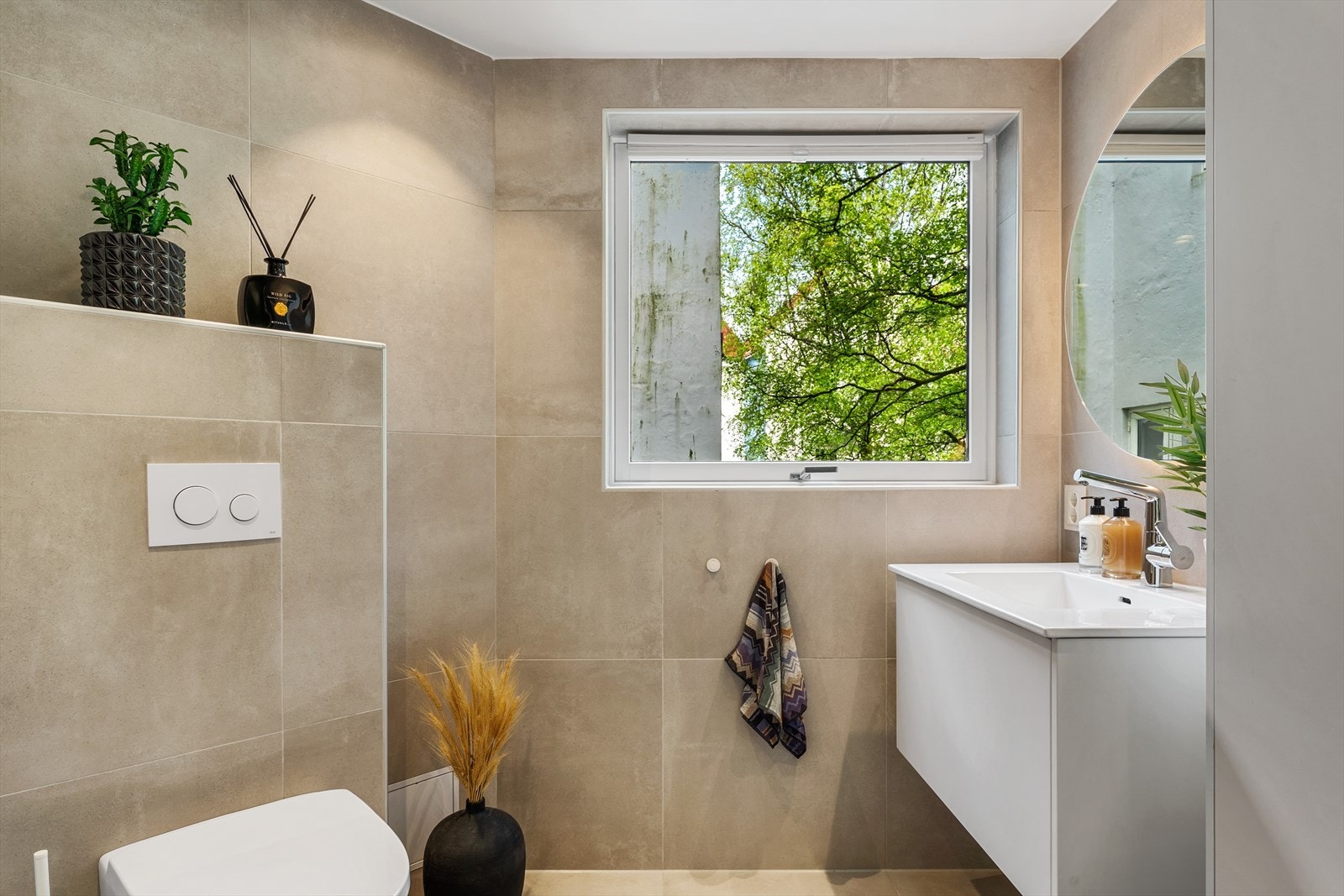 - Lekkert, helfliset baderom med behagelig varme i gulvet. Badet ble pusset opp i 2019 - Galleribilde