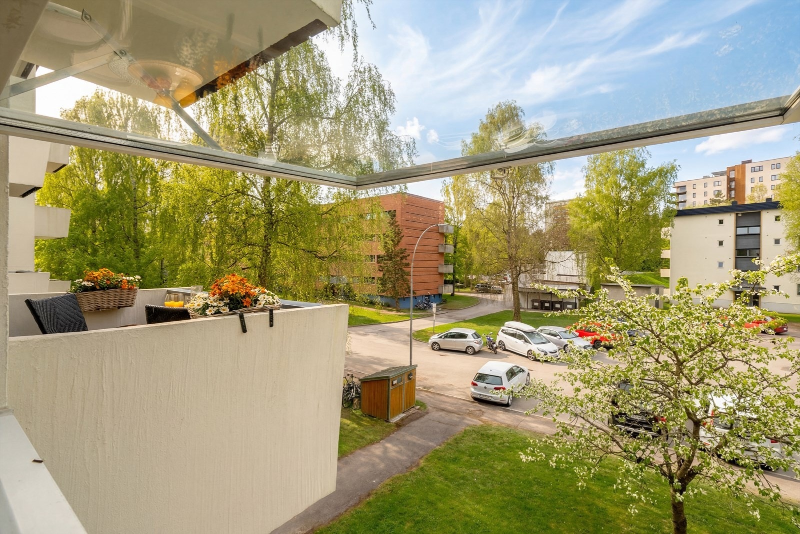 Forran eiendommen er det grøntarealer og parkeringsplass Galleribilde