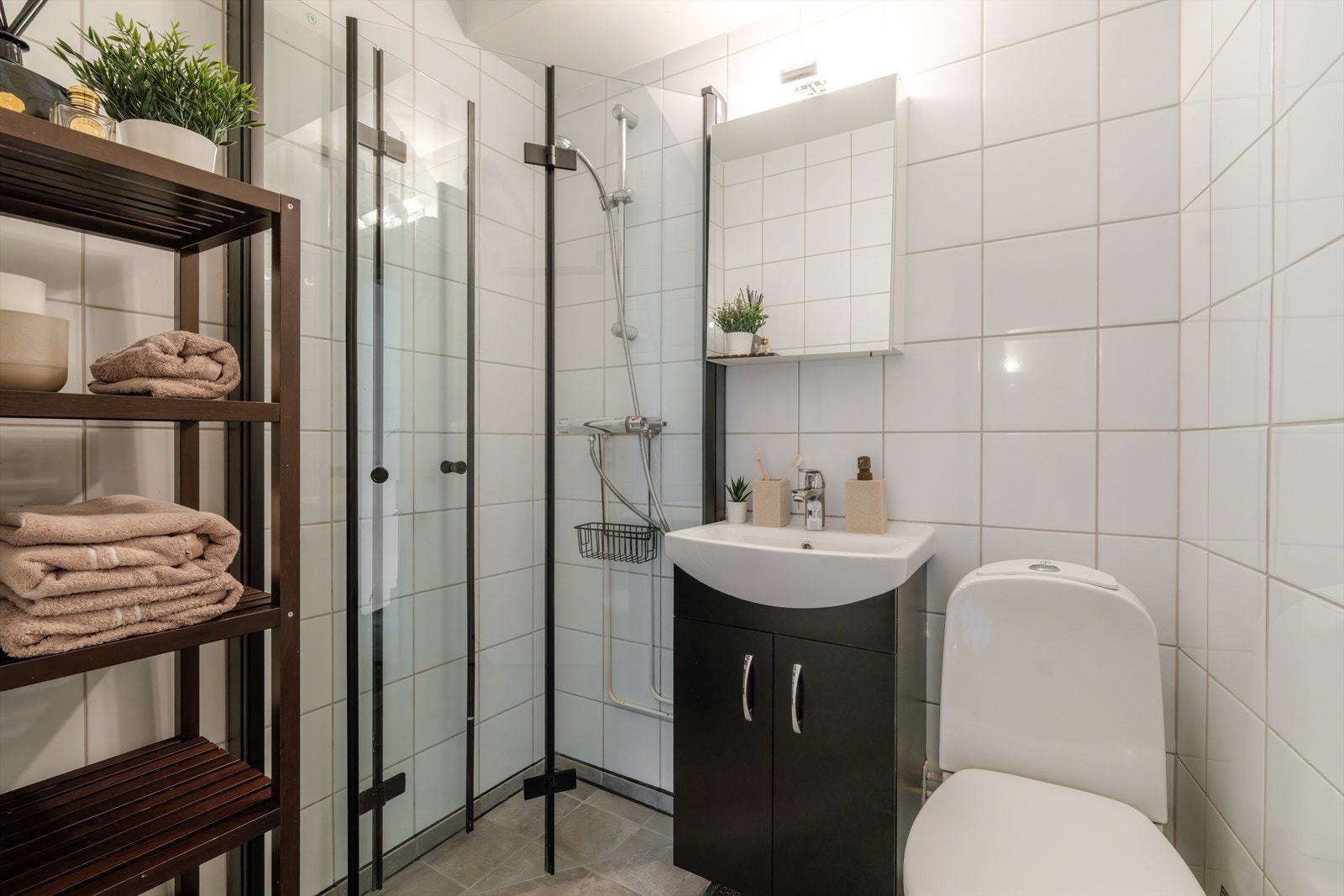Badet har elektriske varmekabler i gulvet og fliser fra 2017 Galleribilde
