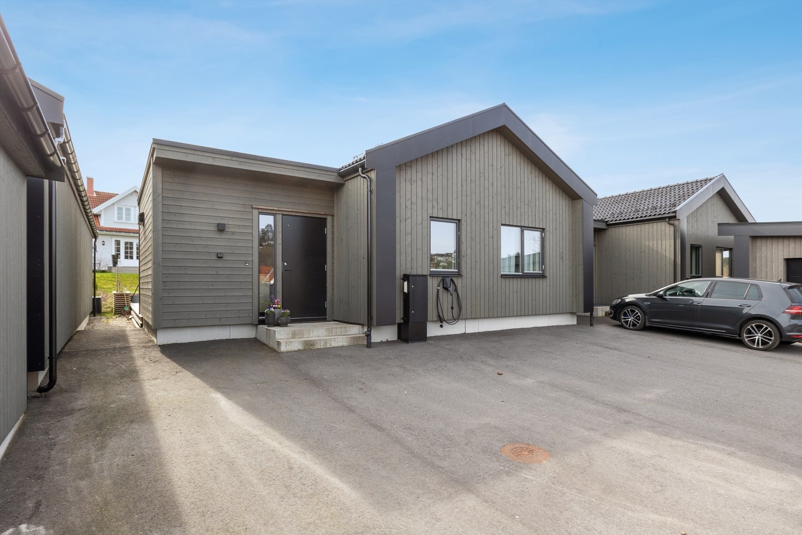 Romslig gårdsplass som er asfaltert. Her er det plass til å bygge garasje eller carport. Galleribilde