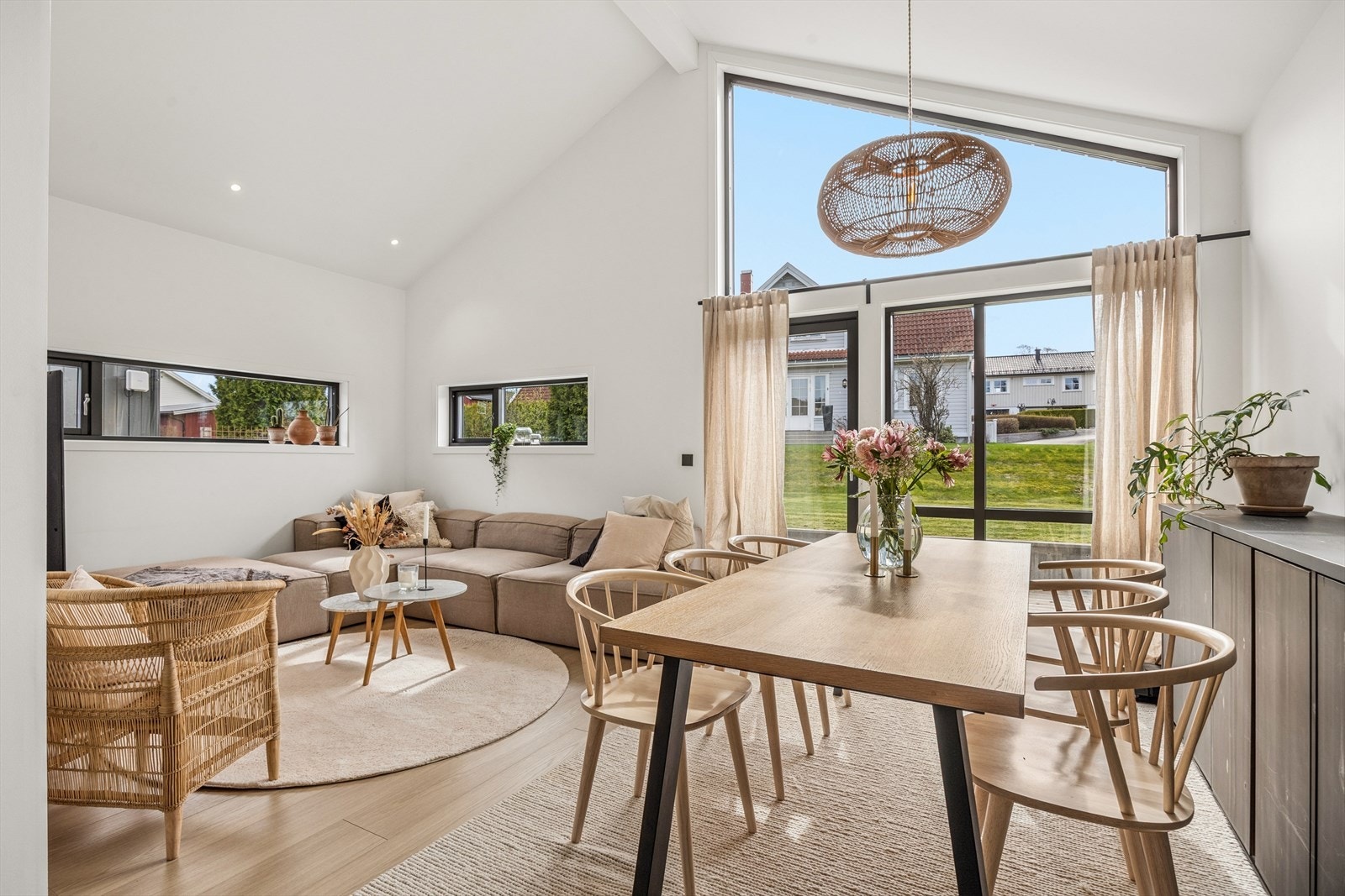 Meget innbydende stue med utgang til terrasse og hage. Galleribilde