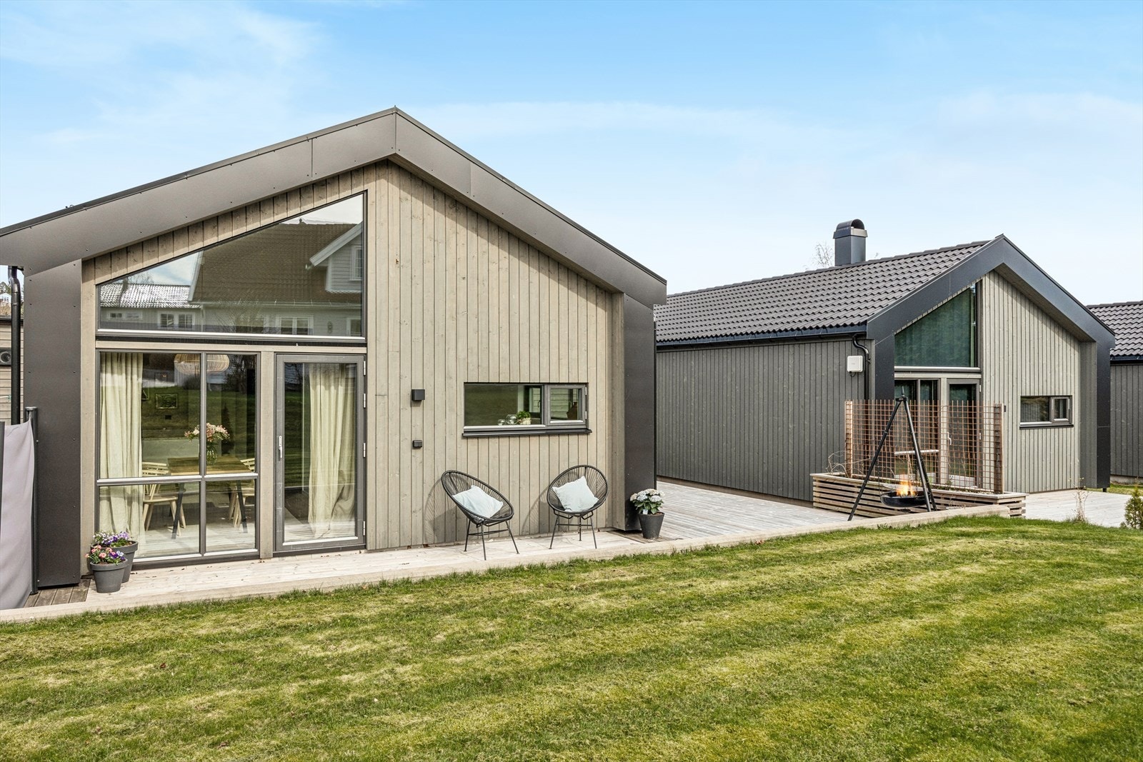 Deler av tomten er opparbeidet med plen. Galleribilde
