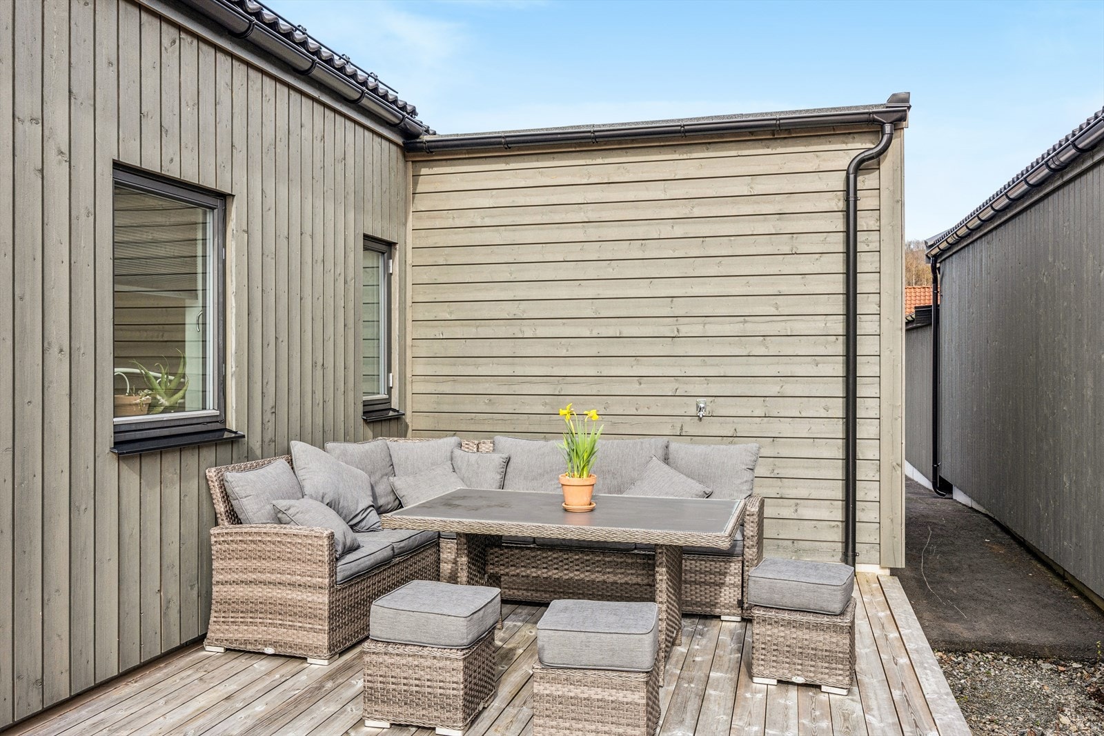 Usjenert og lun uteplass. Galleribilde