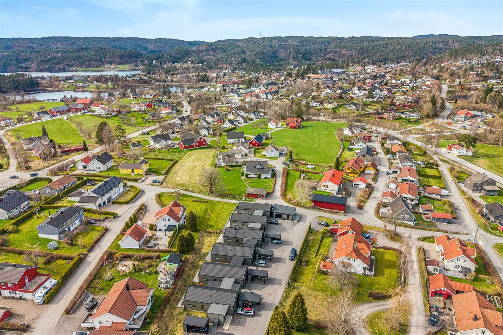 Eiendommen ligger i veletablert område nær sentrum og skoler. Galleribilde