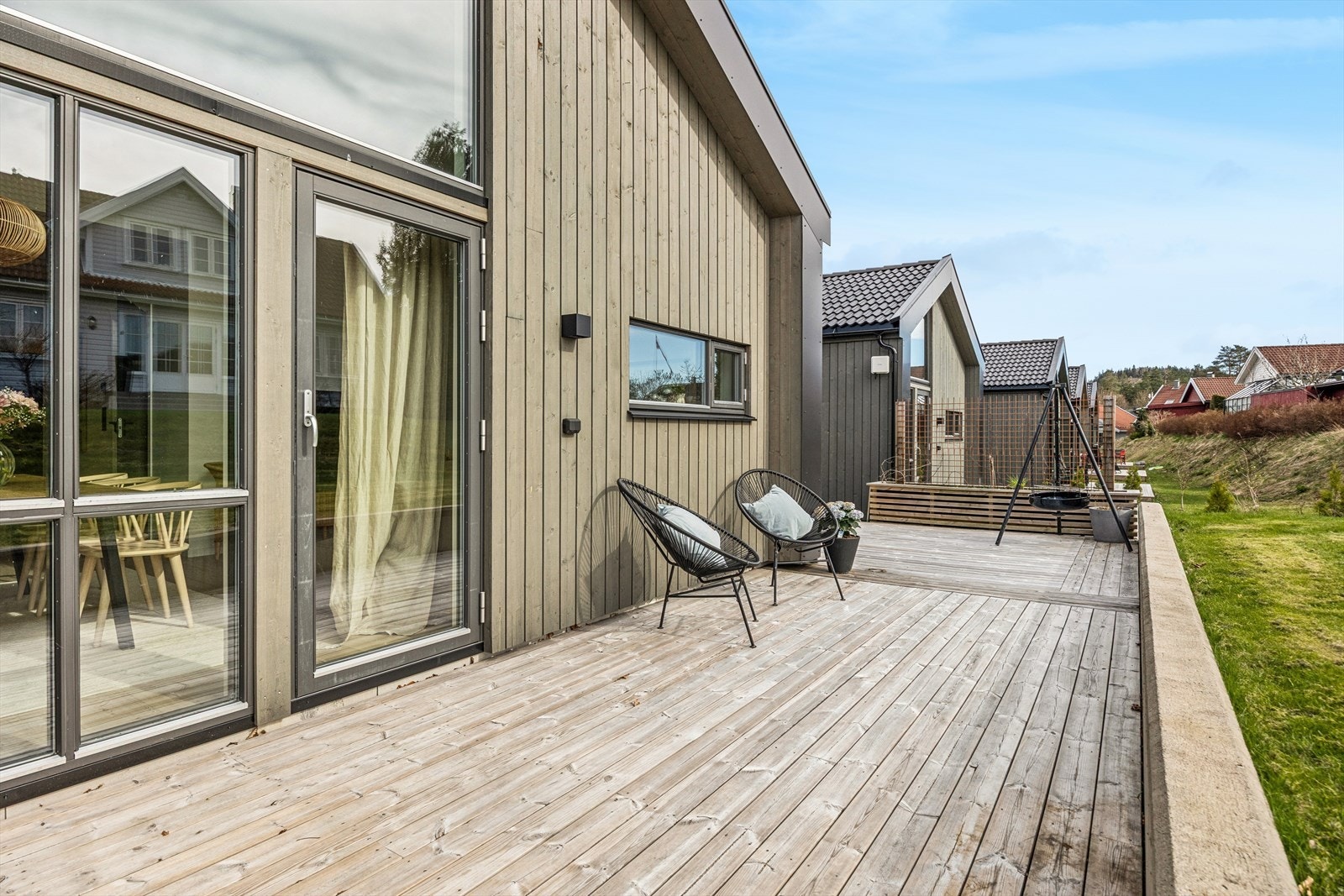 Stor, vestvendt terrasse ut fra stuen. Galleribilde