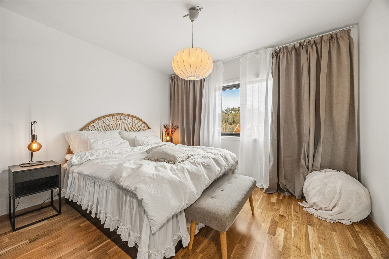 Romslig hoved soverom. Galleribilde