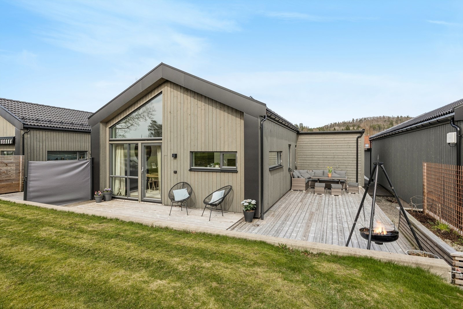 Velkommen til Speiderjordet 4! Meget innbydende, moderne enebolig i populært boområde nær sentrum og skoler. Pent opparbeidet tomt med fine uteplasser. Galleribilde