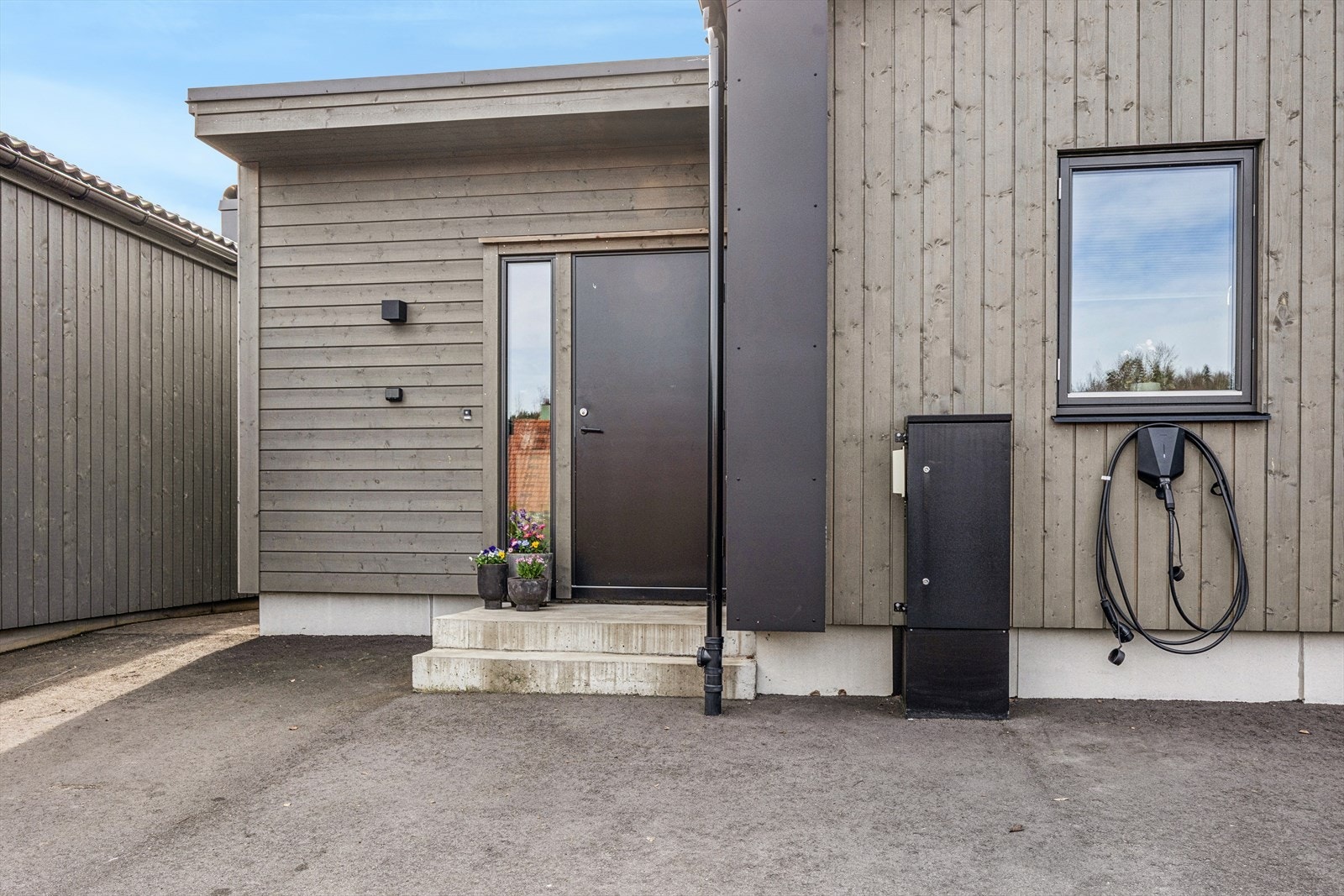 Hovedinngangen og el-bil lader. Galleribilde