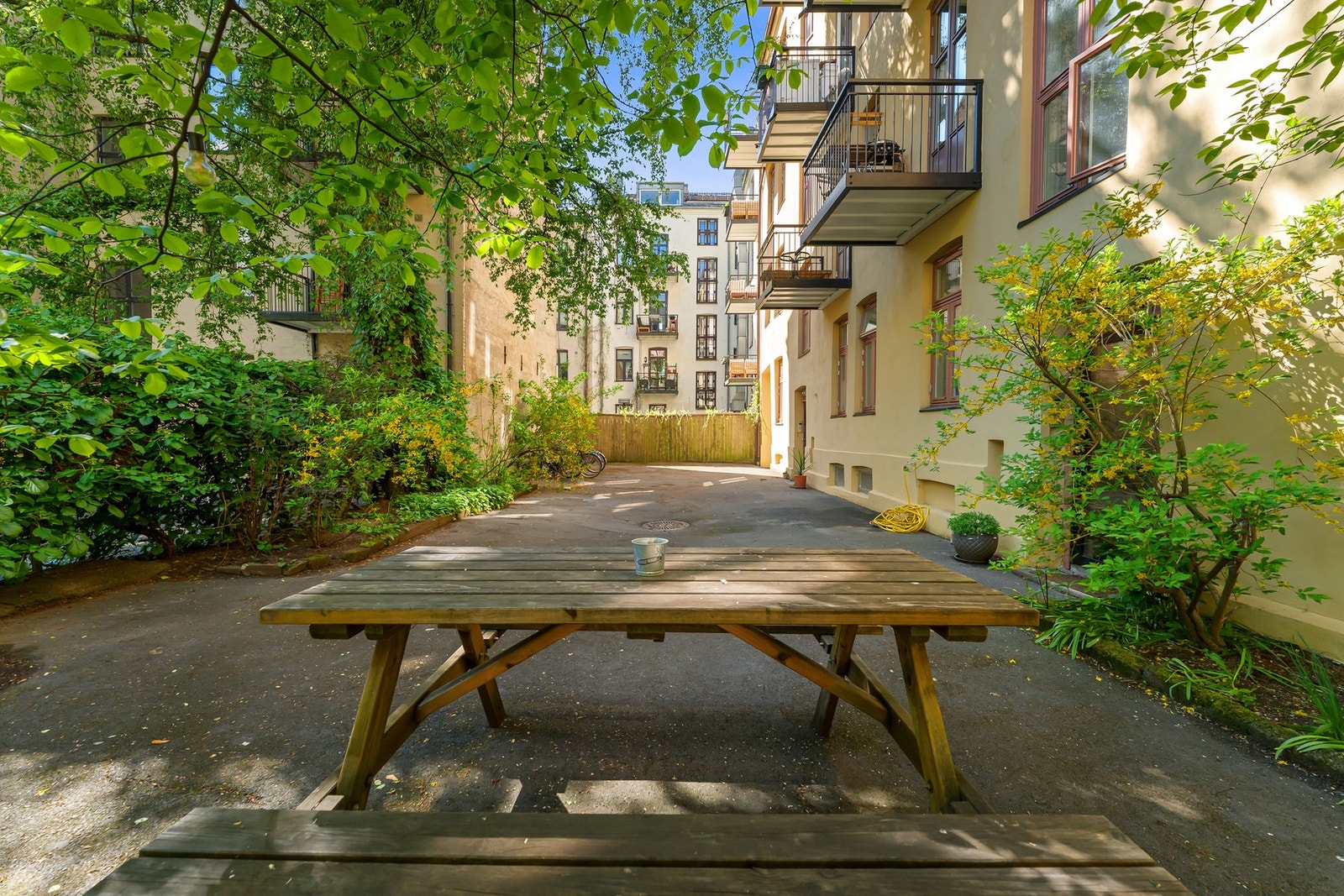 En stor og pent opparbeidet bakgård i sameiet Galleribilde