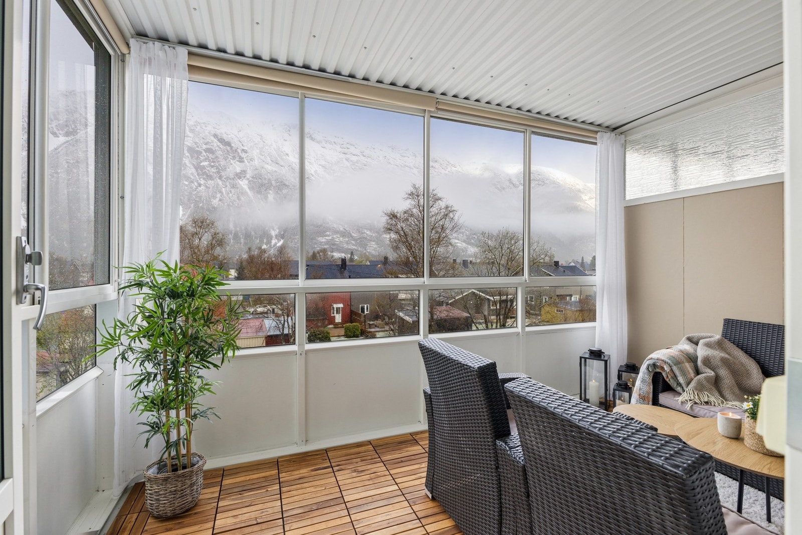 Fra stuen er det direkte utgang til innglasset balkong med skyvbare vinduer. Denne fungerer som en forlengelse av stuen store deler av året, med eller uten ullsokker og pledd. Galleribilde