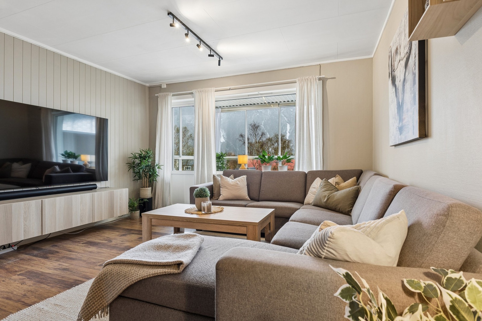 Rommet er enkelt å møblere, med god plass til TV-benk og mediemøbler. Galleribilde