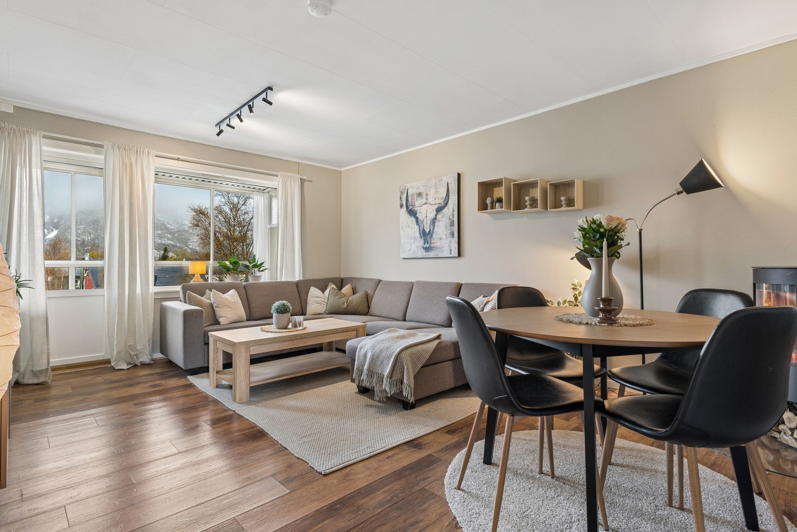 Velkommen til denne 3-romsleiligheten i tredje etasje i Rådhusgata 33! Moderne og lettstelt med fine overflater. Foto: EFKT Galleribilde