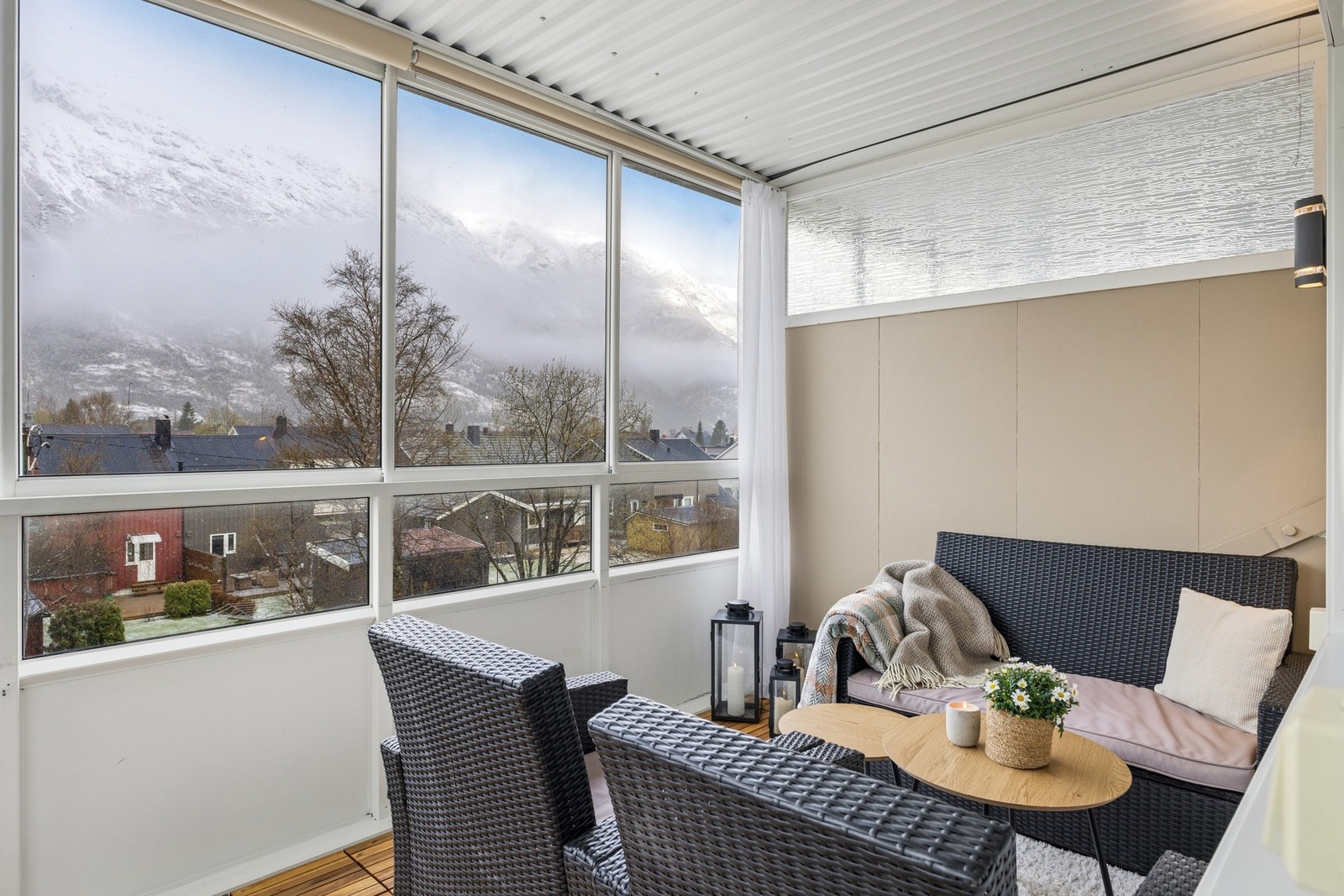 Balkongen er møblert med en hyggelig sittegruppe og har utsikt mot Øyfjellet. Galleribilde