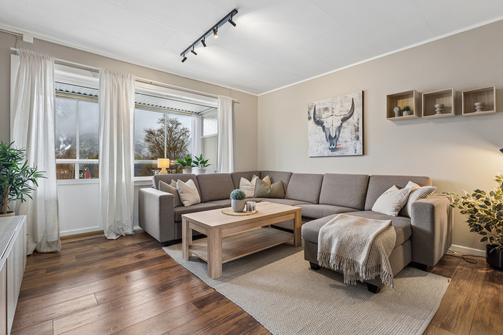 Stuen er romslig og har plass til en stor sofagruppe. Store vindusflater gir godt med naturlig lys. Galleribilde