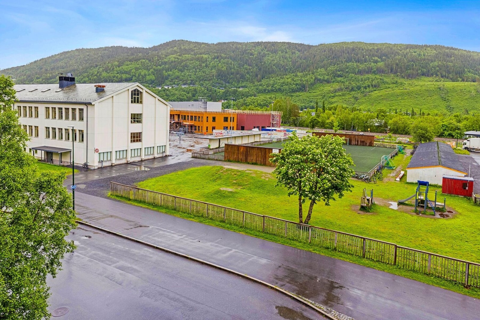 Leiligheten ligger i umiddelbar nærhet til Mosjøen skole. Her er det i 2026 ferdigstilt en splitterny barneskole, og den gamle skolen er under riving. Etter planen gjøred det plass til nye uteoppholdsarealer. Galleribilde