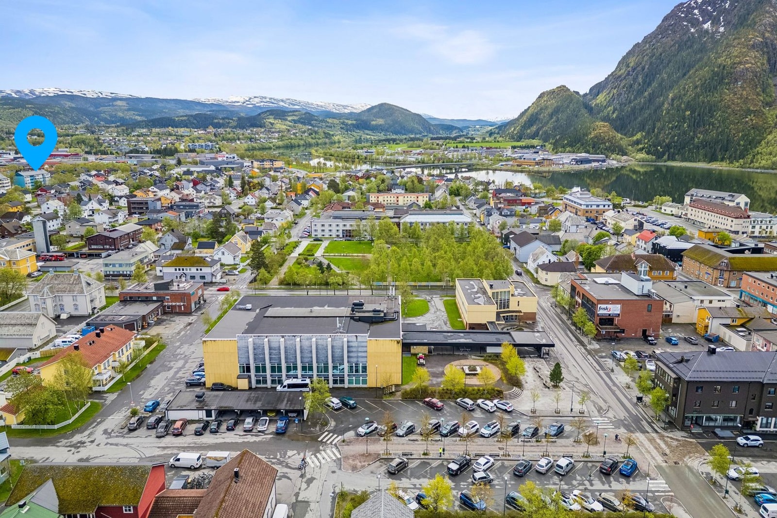 Fra leiligheten er det gangavstand til sentrum og dets fasiliteter med kjøpesenter og dagligvarebutikker. Galleribilde