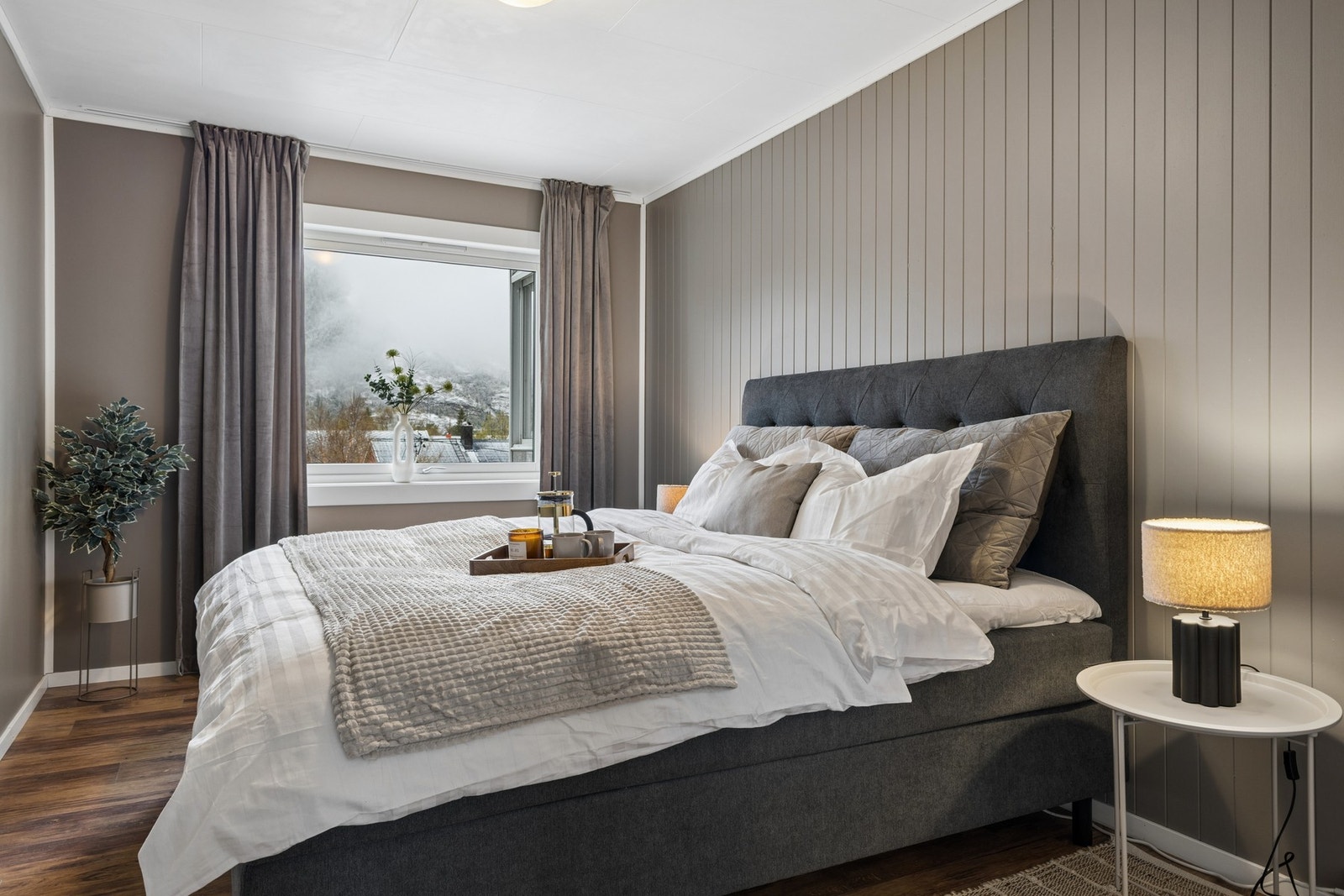 Hovedsoverommet har god plass til dobbeltseng og nattbord. Galleribilde