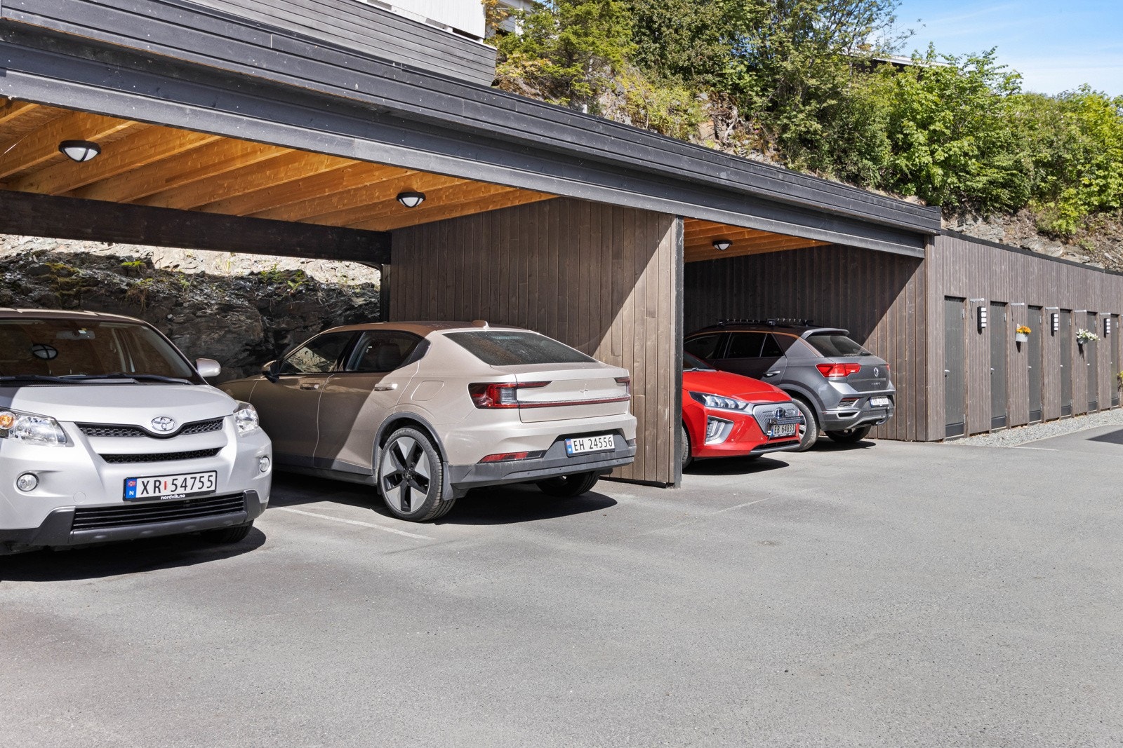 Carport med lader og utvendig bod med lys og strøm rett overfor inngangsparti. Ca 5 m². Galleribilde