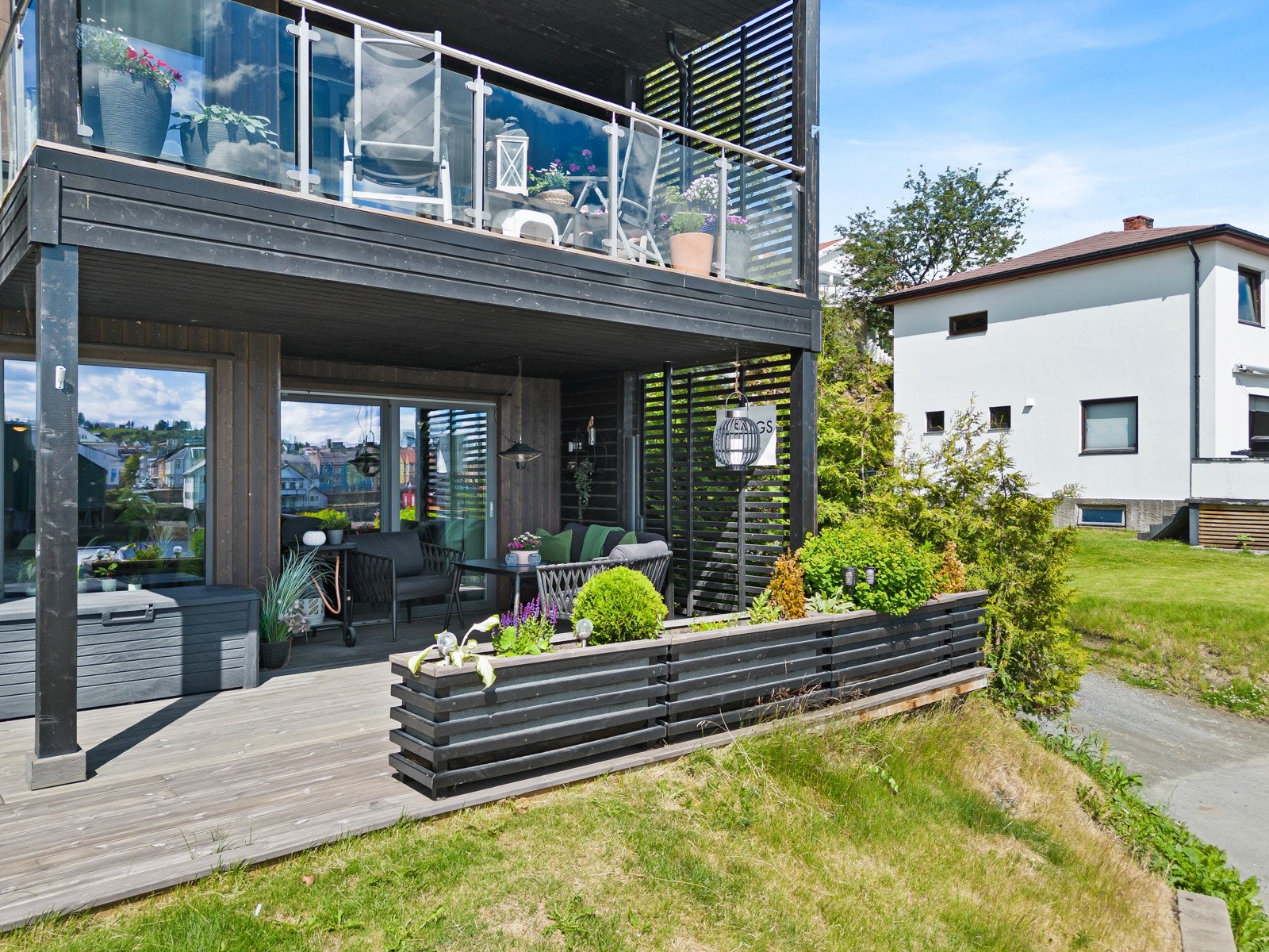 Bygget ligger pent plassert ved sundet i Levanger. Borettslaget består av 8 leiligheter. Galleribilde