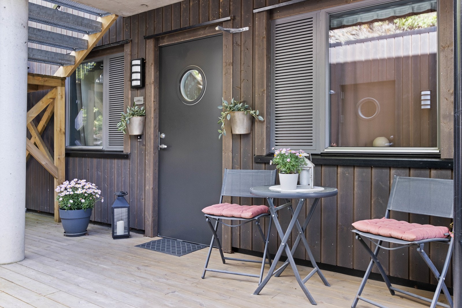 Inngangsparti med plass til sittegruppe mot boder og parkering. Galleribilde