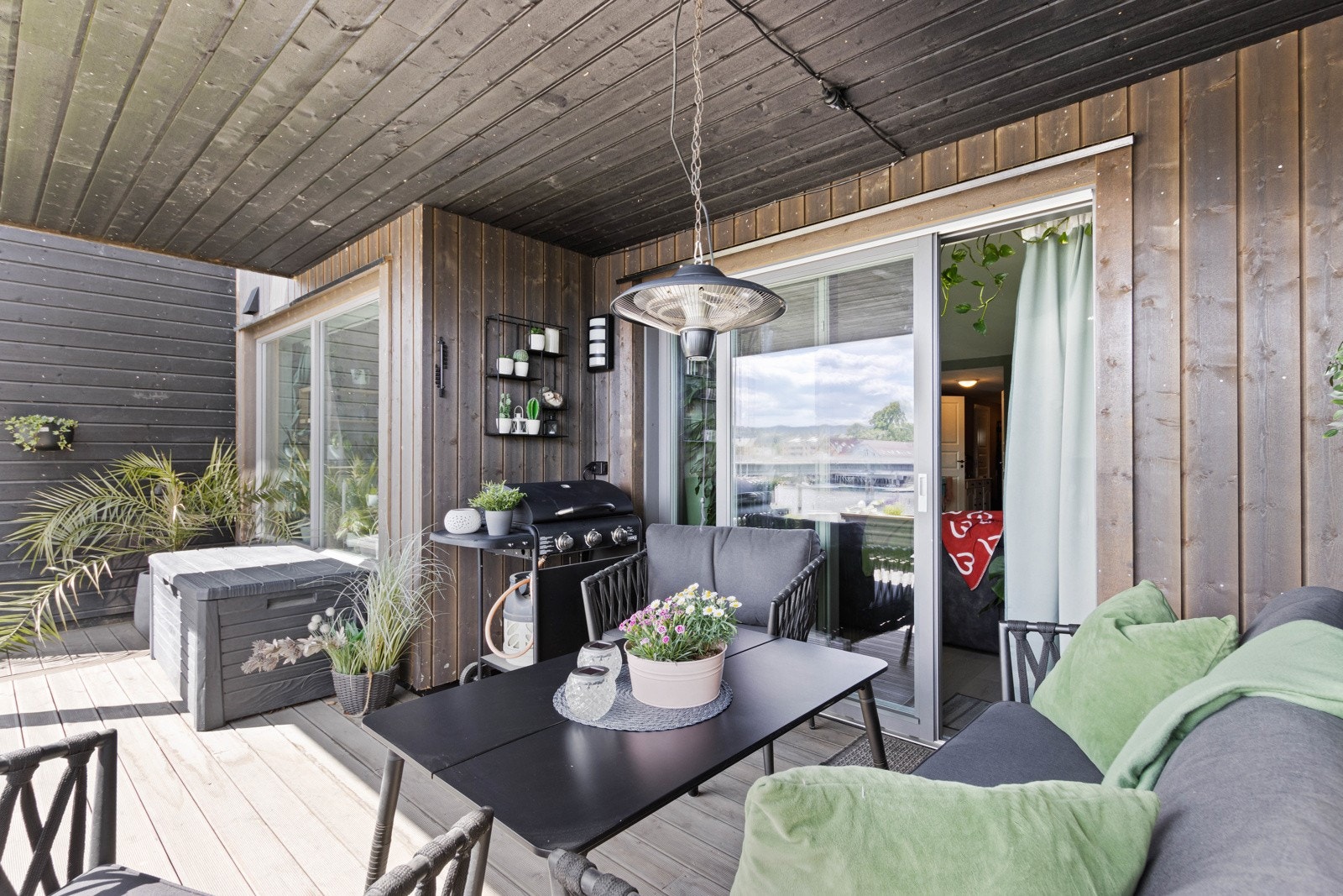 Marketerrasse i leilighetens bredde med delvis takoverbygg. Galleribilde