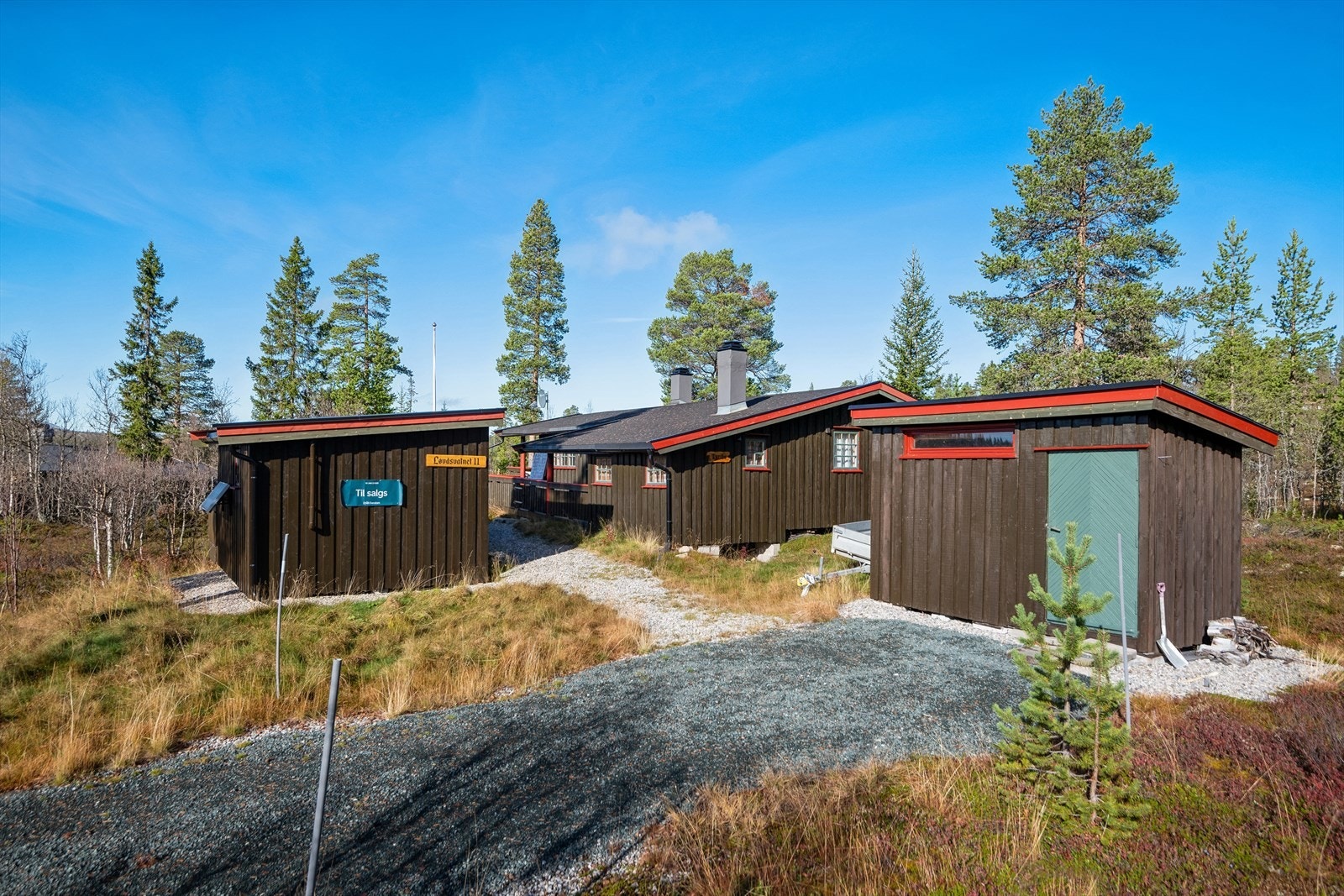Velkommen til Løvåsvatnet 11! Eiendommen består av fritidsbolig, anneks med sanitærrom og bod med oppbevaringsmuligheter Galleribilde