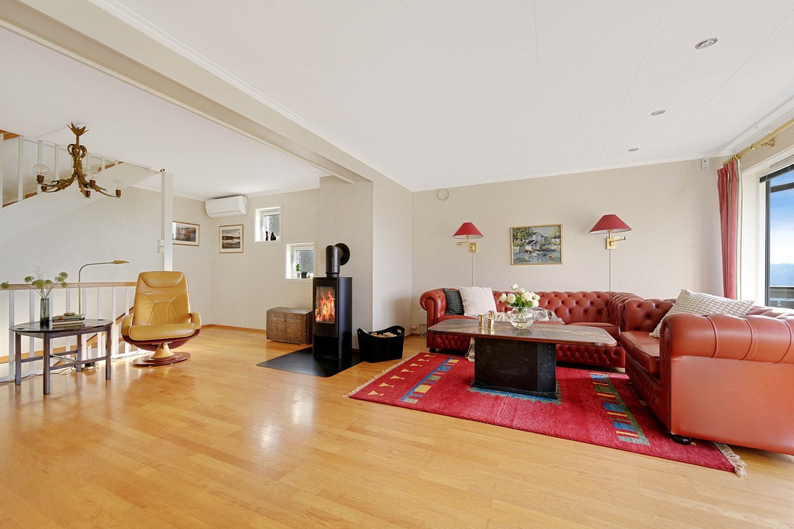 Dette er et luftig rom hvor man har dedikert rikelig med plass, slik at gjester og familie skal kunne inviteres til trivelige sammenkomster, uten at man skal ha det trangt. Her er det rom for alle! Galleribilde