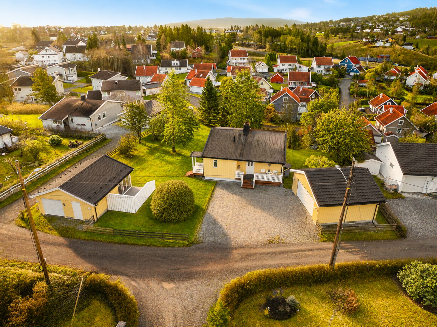 I tillegg har eiendommen både dobbelgarasje med elbillader og enkelgarasje. Det er egen inngang på siden av boligen med adkomst til underetasjen og direkte inngang til kjøkken. NB! Bilde er AI-redigert og avvik kan forekomme. Galleribilde