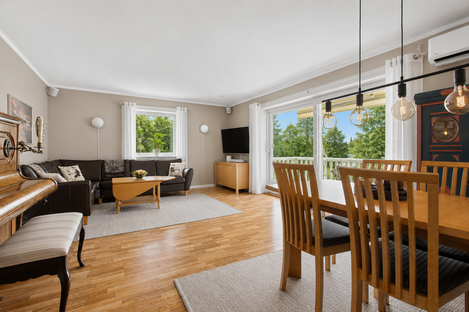 Stuen byr på gode møbleringsmuligheter med plass til både spisebord og sofamøblement. NB! Bilde er AI-generert og avvik kan forekomme. Galleribilde