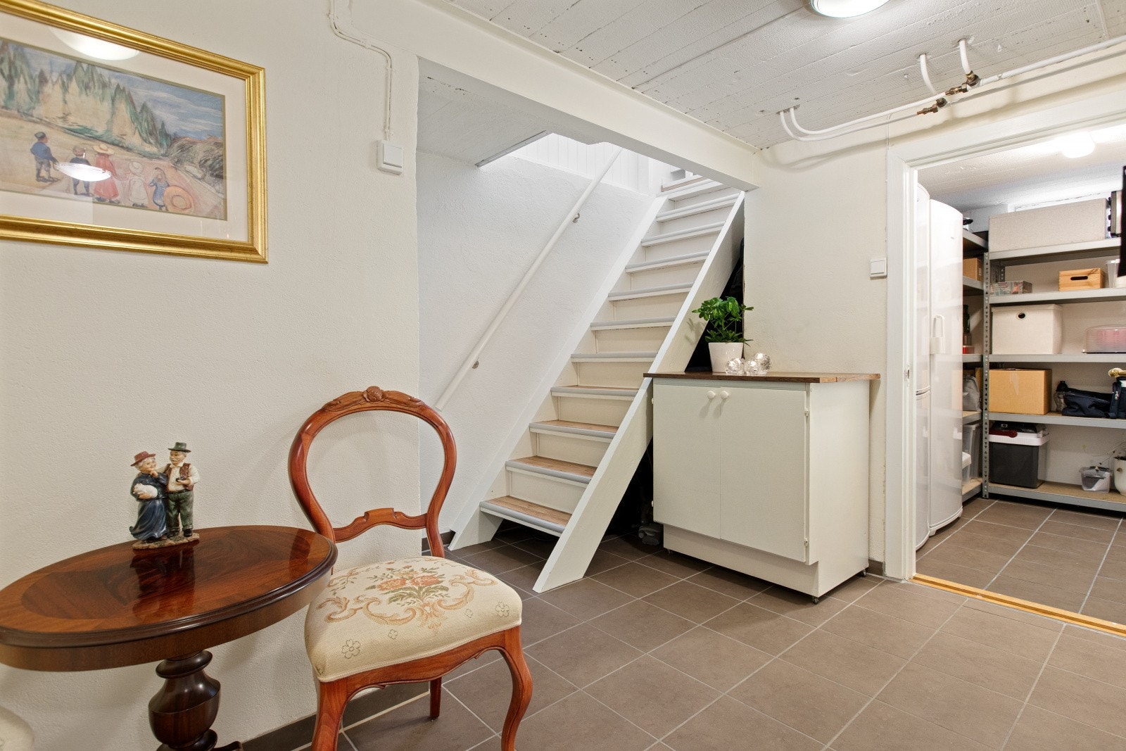 Trapp ned til underetasjen. God lagringsplass i innvendig bod, samt ekstra oppbevaringsplass i teknisk rom og under trappen. Galleribilde