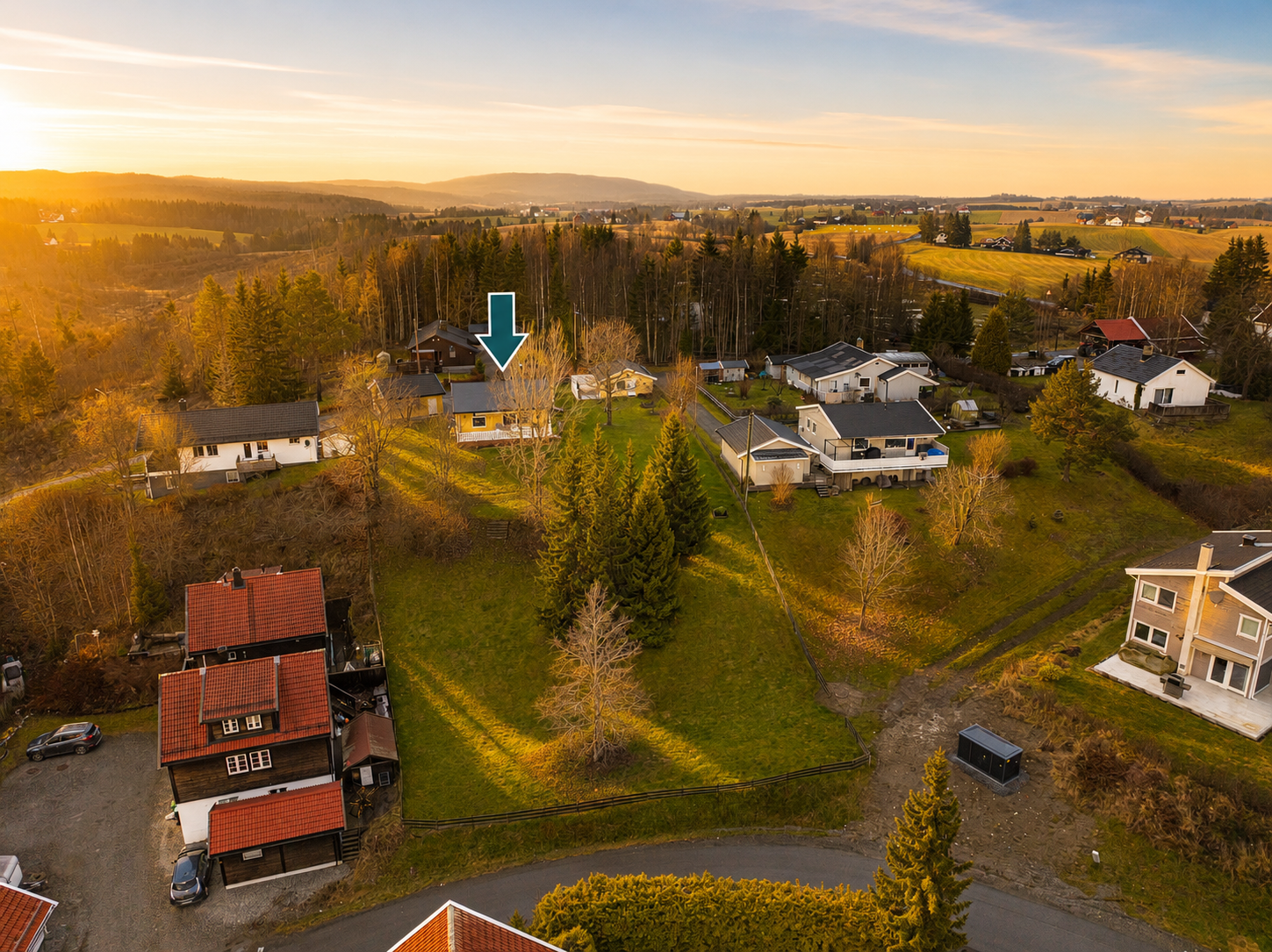 Eiendommen tilbyr bla eneboligen, dobbelt garasje og en enkel garasje med vinterhage. NB! Bilde er AI-generert og avvik kan forekomme. Galleribilde