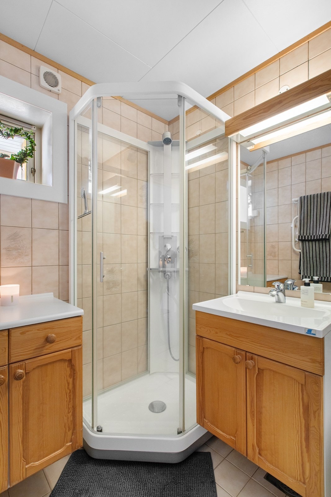 Badet er utstyrt med dusjkabinett, toalett og servantinnredning. Galleribilde