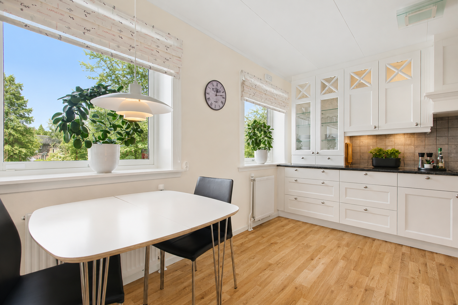 På kjøkkenet er det også mulighet å plassere et frokostbord. NB! Bilde er AI-redigert og avvik kan forekomme. Galleribilde