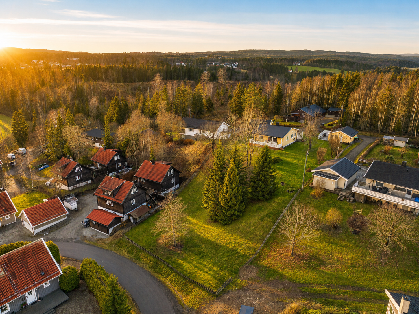 Tomten er skrånende og byr på hyggelig utsikt, med lite innsyn og gode skjermingsforhold. Deler av eiendommen er inngjerdet. NB! Bilde er AI-generert og avvik kan forekomme. Galleribilde