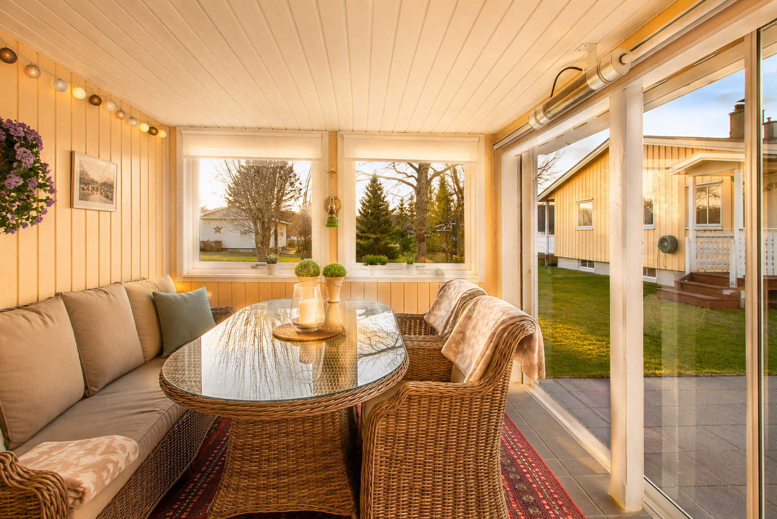 Et lyst og trivelig allrom som på sommerstid fungerer som en naturlig utestue. NB! Bilde er AI-redigert og avvik kan forekomme. Galleribilde