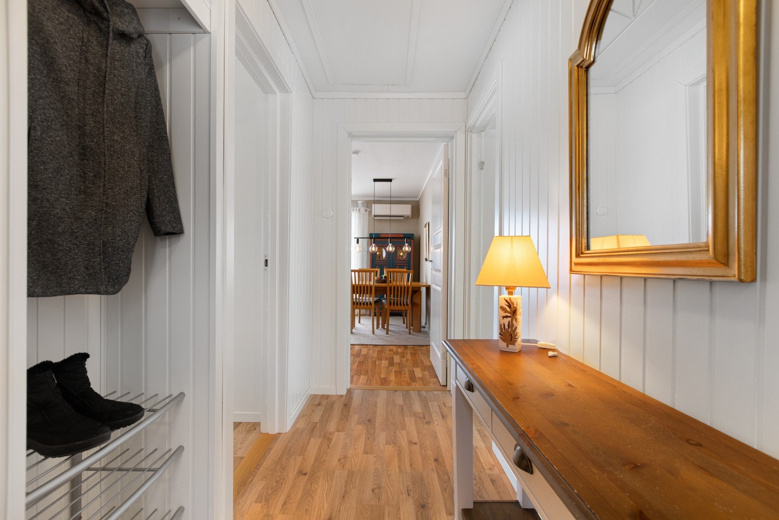 Praktisk gang med innbygd garderobeløsning for yttertøy og sko. Galleribilde