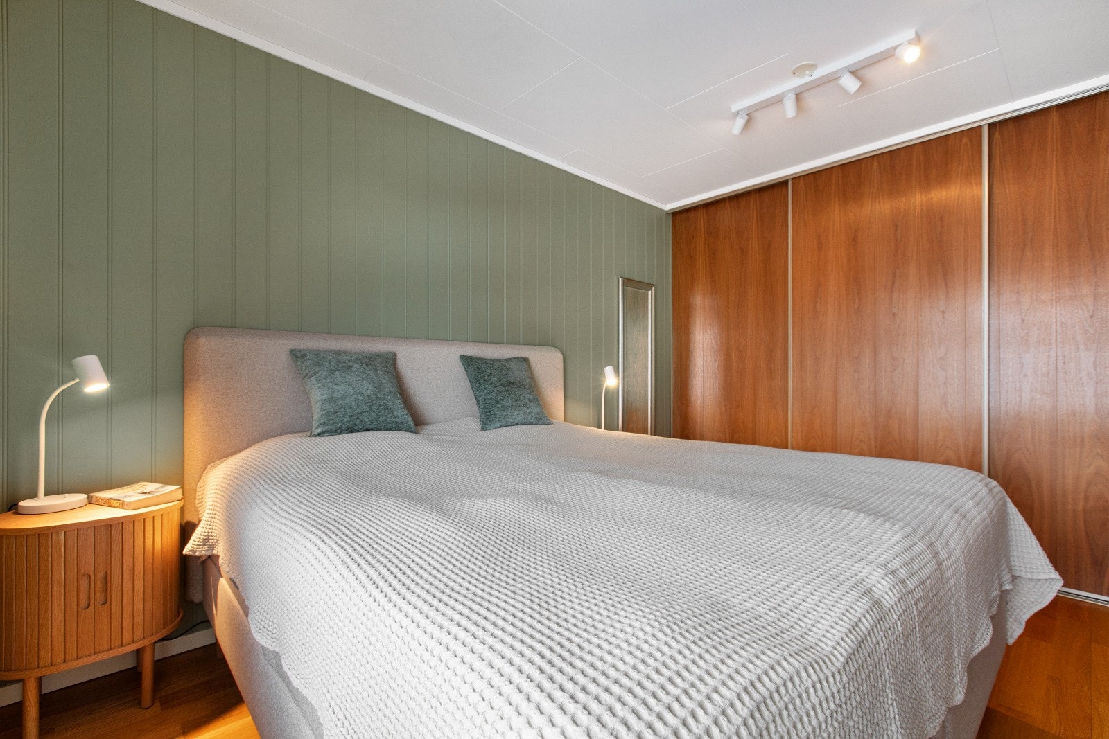 Dette soverommet benyttes i dag som hovedsoverom og har stor skyvedørsgarderobe med rikelig oppbevaringsplass. Galleribilde