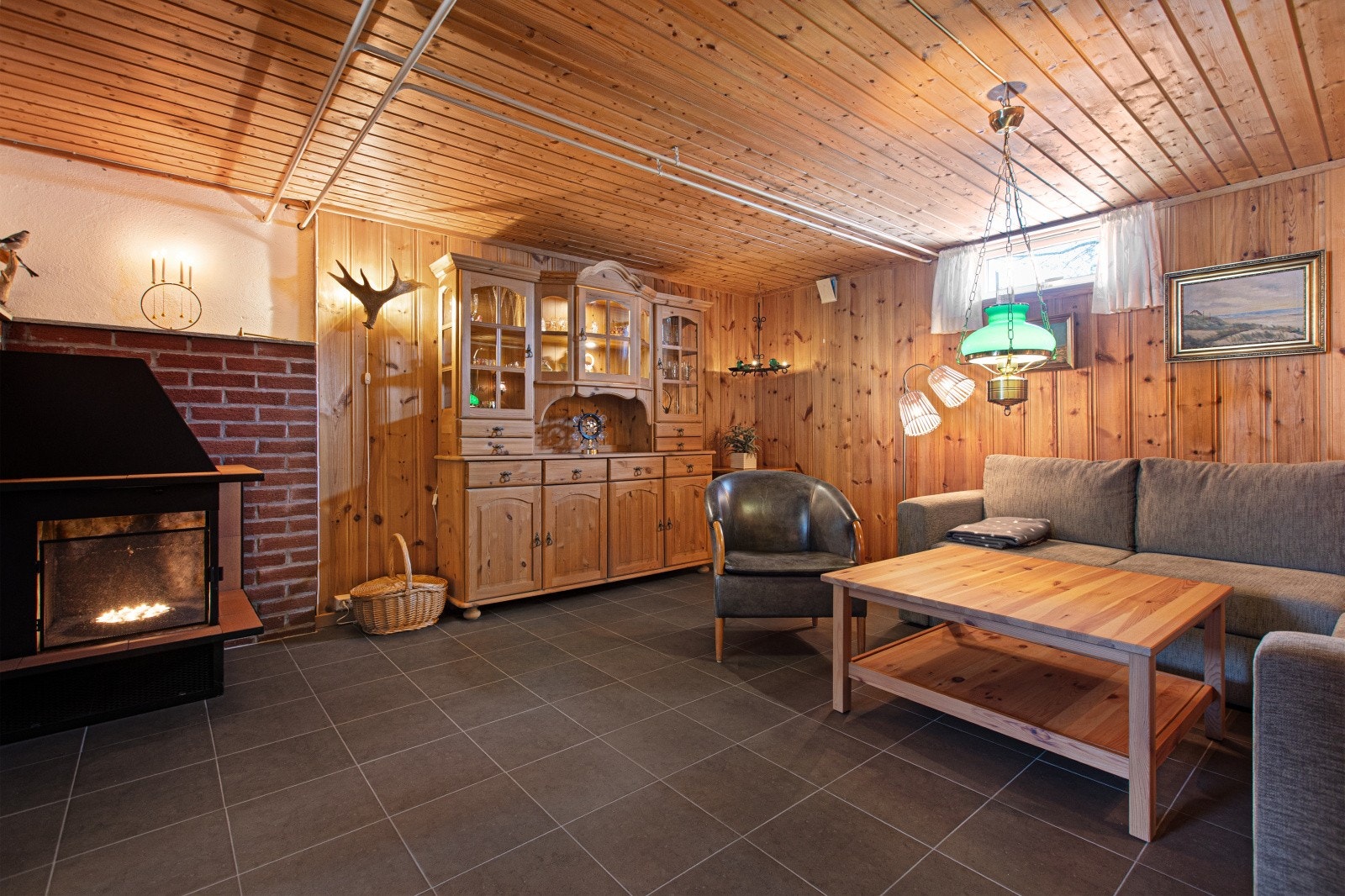 I tilknytning til rommet er det en romslig kjellerstue. Galleribilde