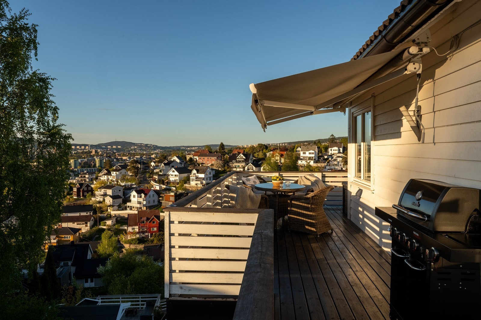 Her har man god plass til spisebord, grill m.m. Galleribilde