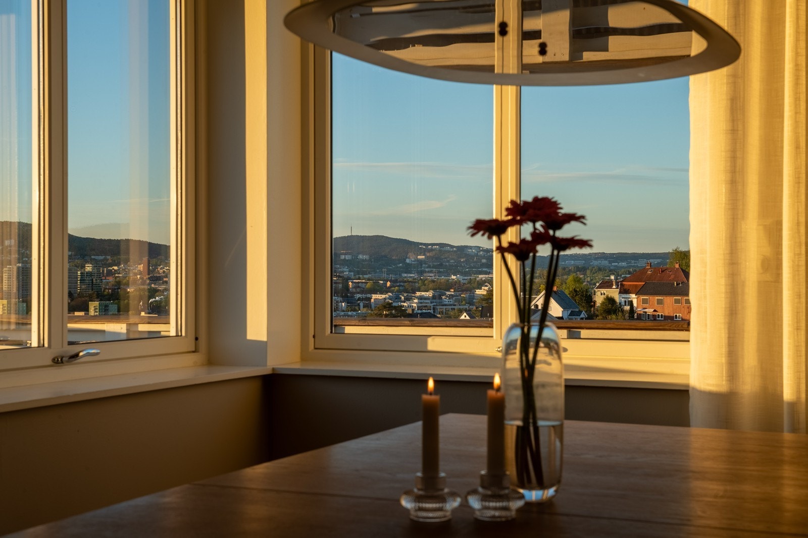 Kveldsstemning fra stuevindu Galleribilde