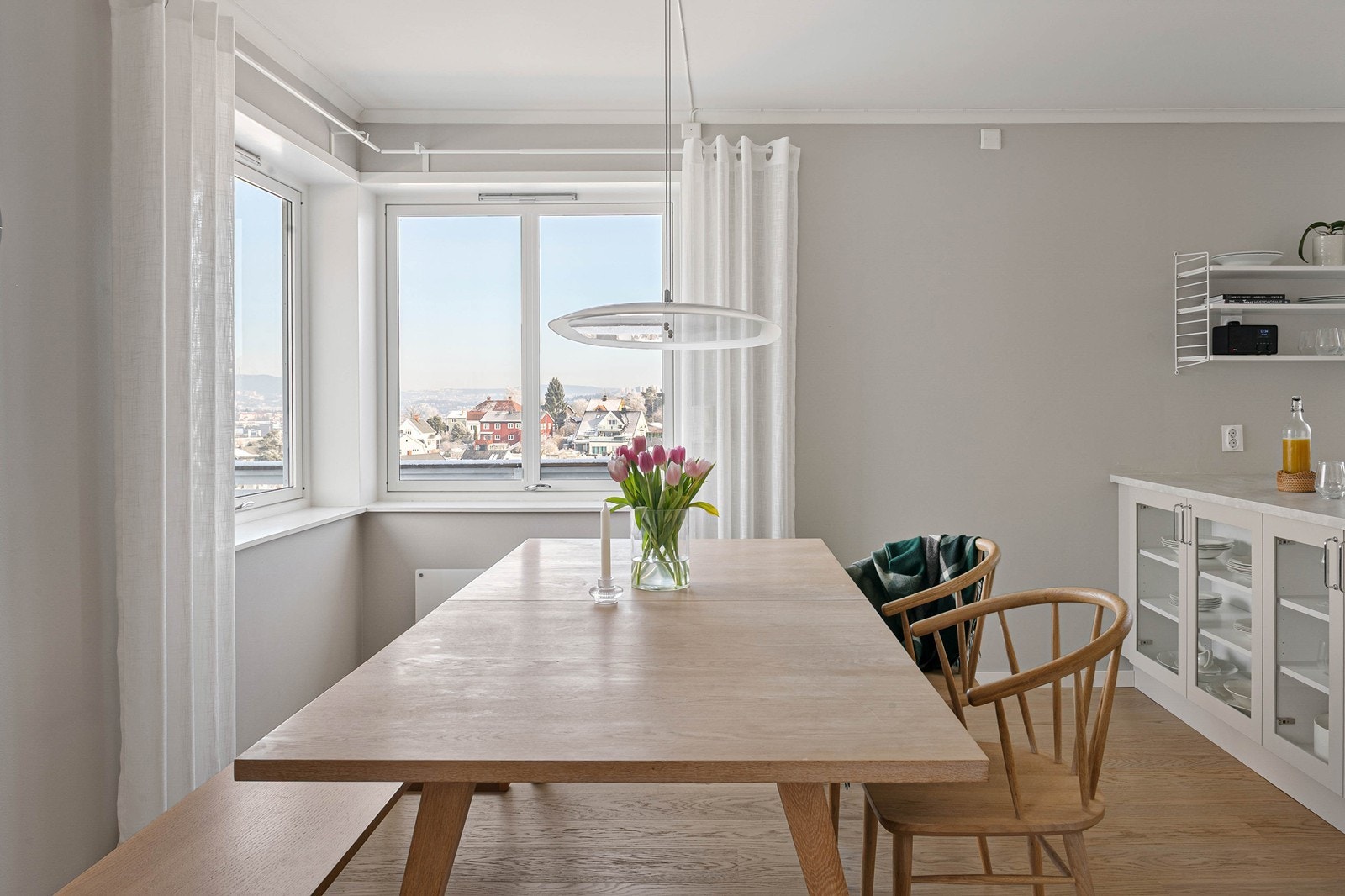 God plass til langbord for sosiale anledninger Galleribilde