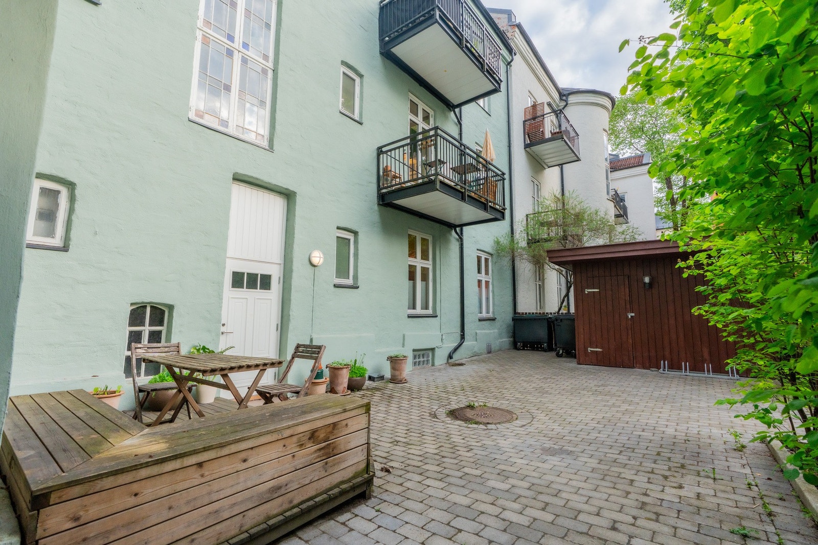 Her bor du i en fantastisk bygård med flotte fellesarealer med grøntområde, grill, bålpanne og sykkelbod. Galleribilde
