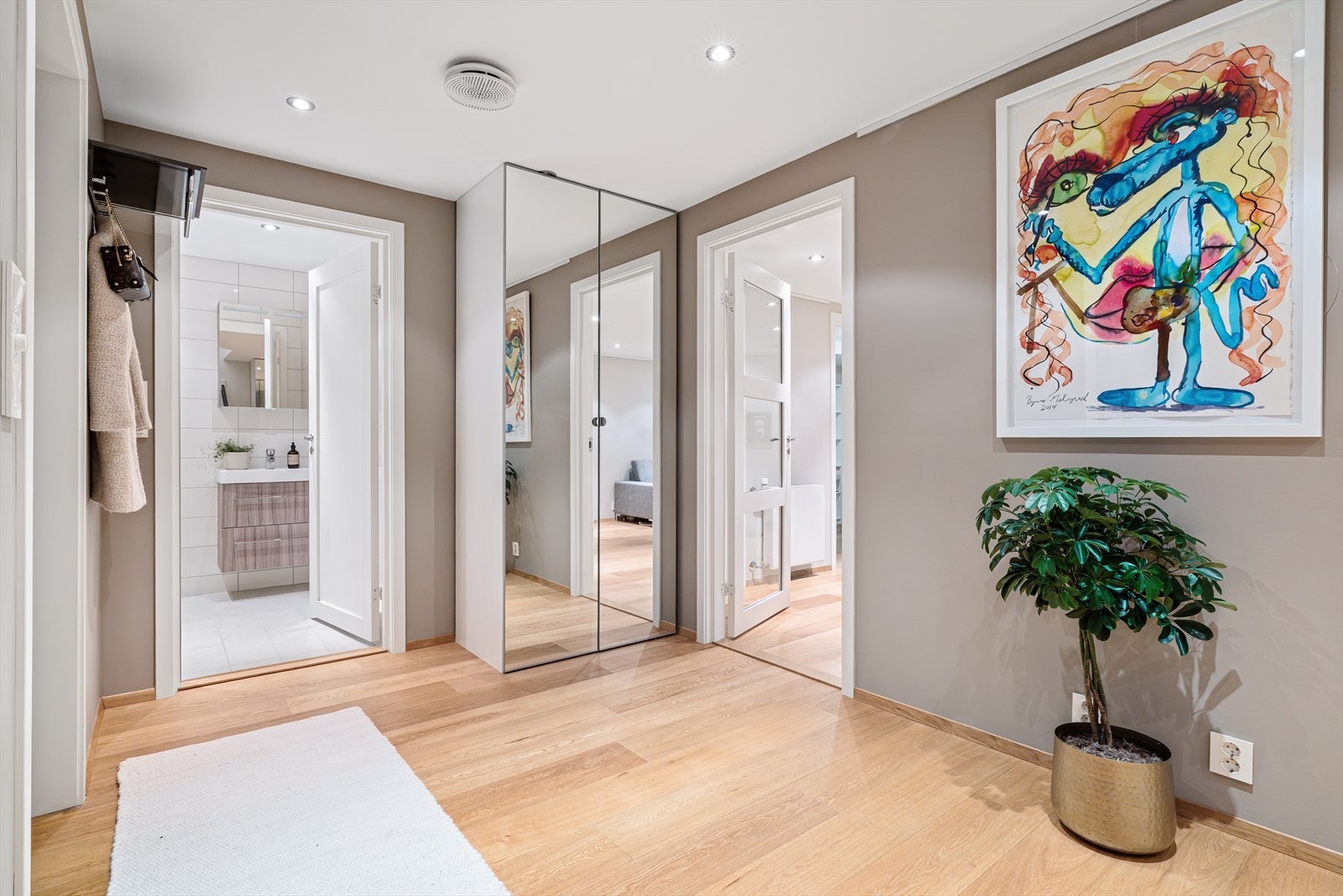 - Entréen måler 14m² og har god plass til ønsket oppbevaringsløsning - Galleribilde